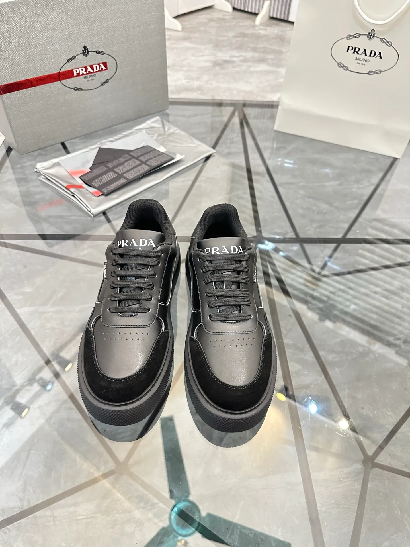 Men's shoes: 💰P580¥ High-end top quality Product trademark: Prada *"Prada*" low-top casual shoes Regular size: 38-45 (can be customized to 46) Product materials: imported first-layer cowhide stitching nubuck leather upper, breathable lining, cowhide foot pads, original ultra-light foam outsole. No.: 001